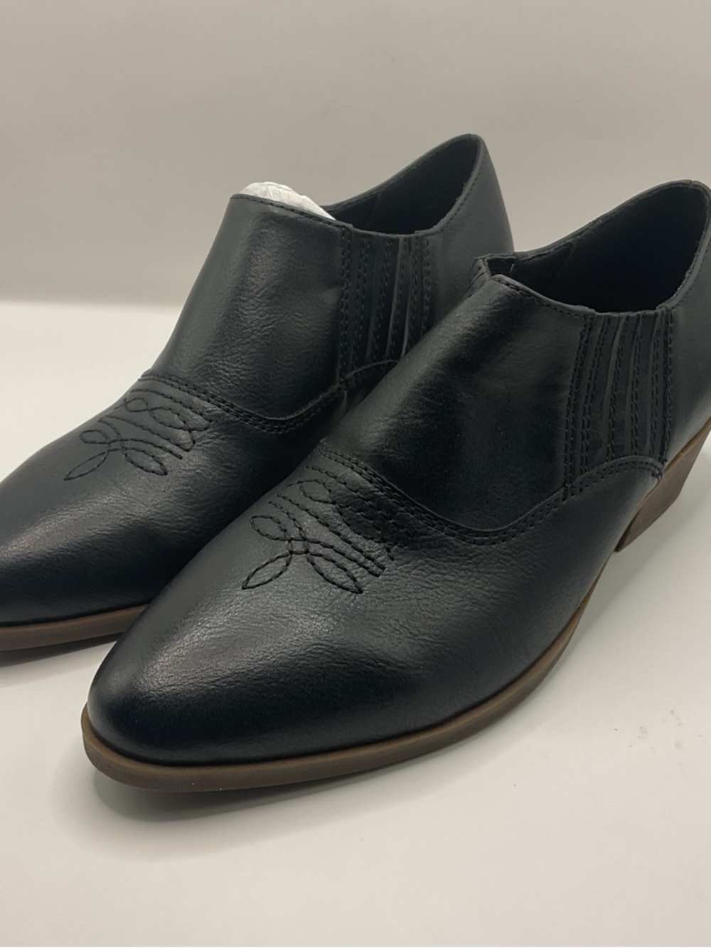 Frye and‎ CO NWT Western Style Black Ankle Boots Brown Sole/Heel Black Size 6M